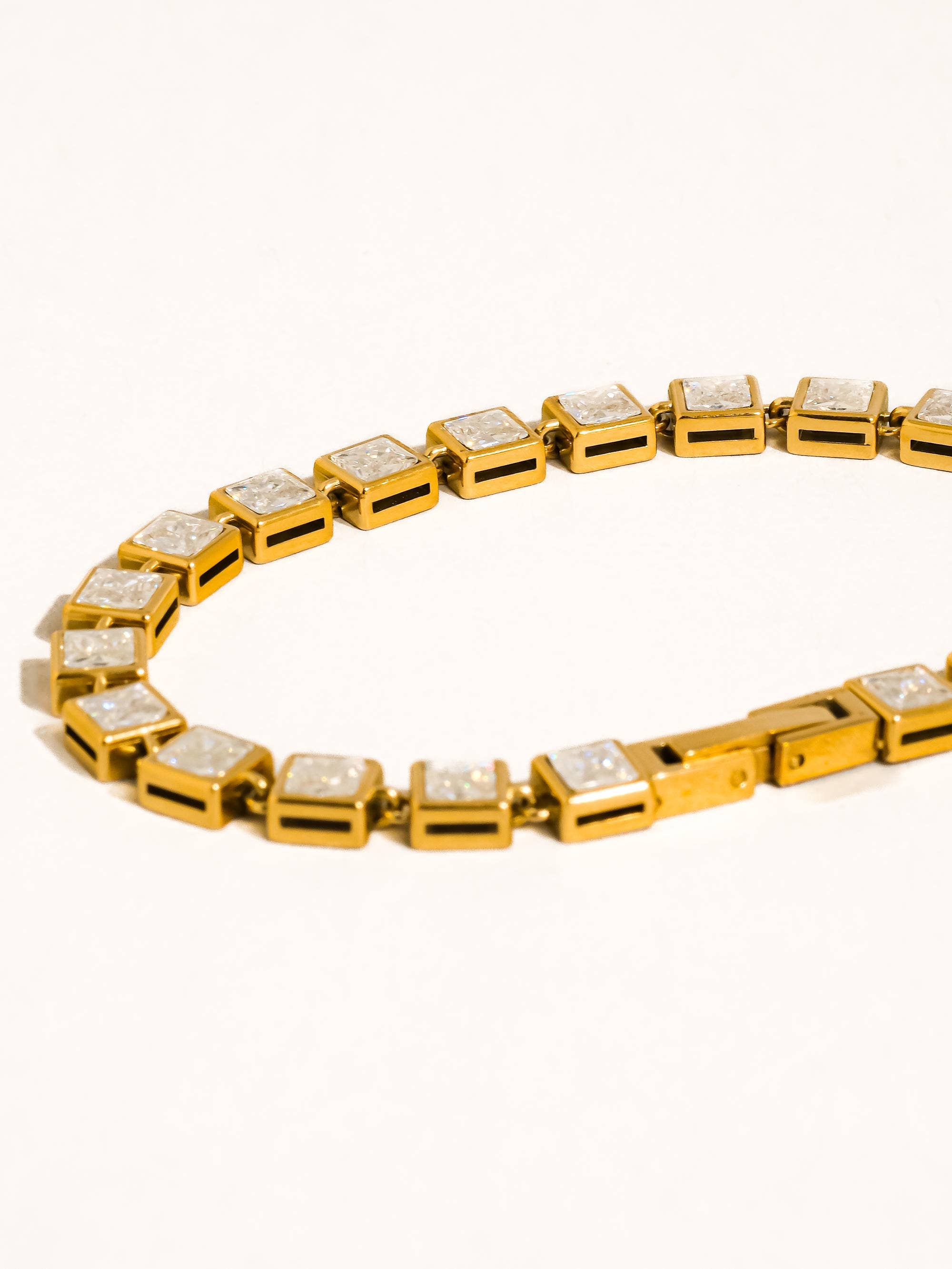Midi 18K Gold Non-Tarnish Square Bracelet