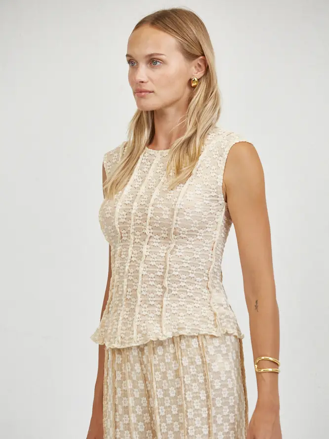 LACE RUFFLE ROUND NECK CAP SLEEVE TOP