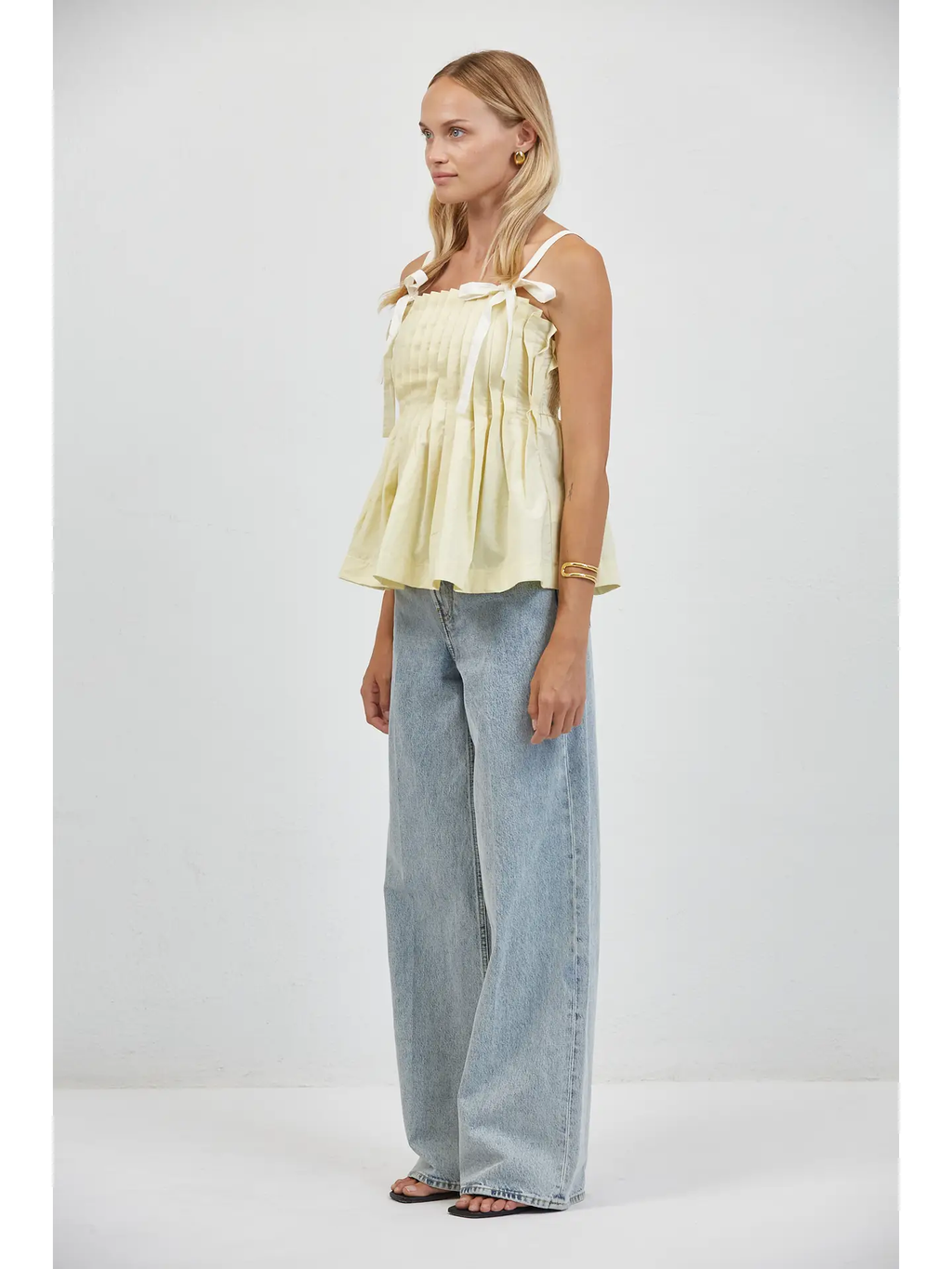 SMOCKING SQUARE NECK SLEEVELESS TOP