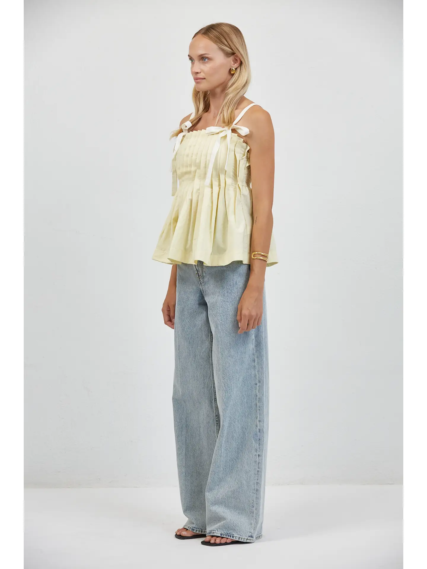 SMOCKING SQUARE NECK SLEEVELESS TOP