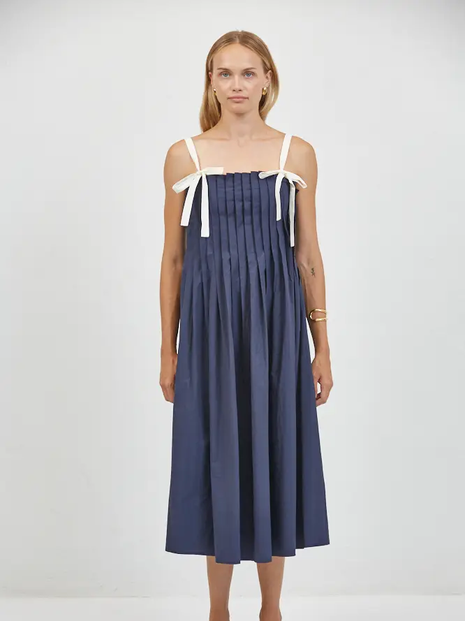 PLEATED SQUARE NECK SLEEVELESS MIDI DRESS