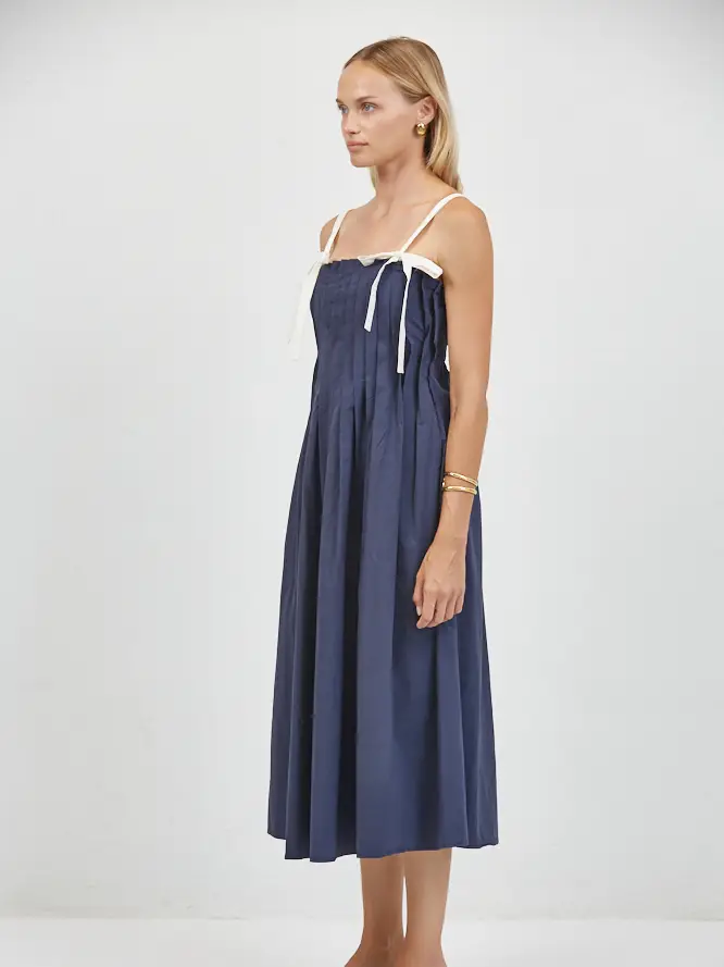 PLEATED SQUARE NECK SLEEVELESS MIDI DRESS